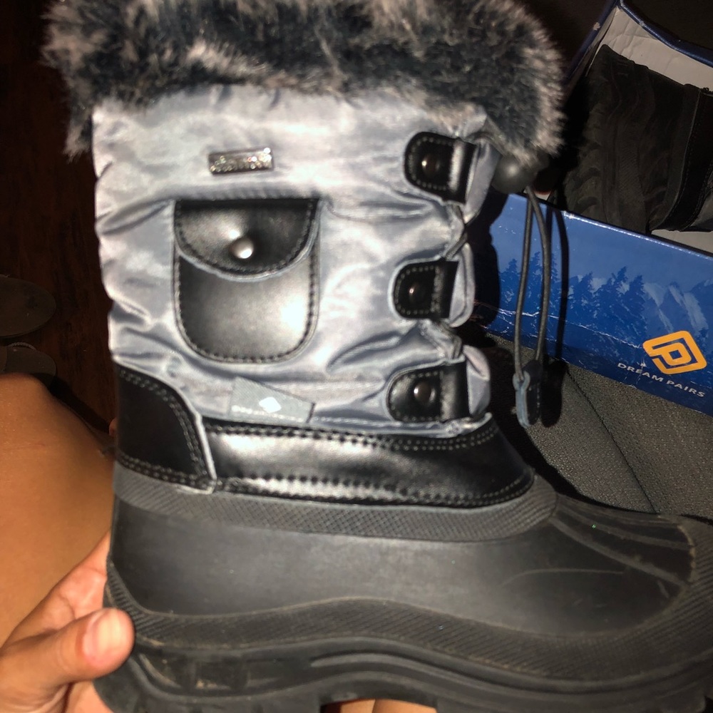 Kids black snow boots size 1